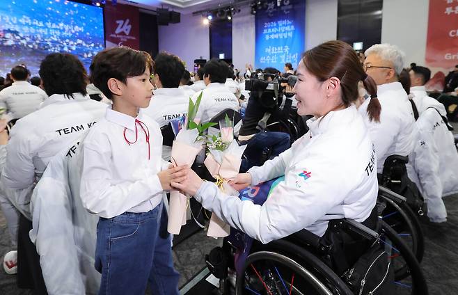 2일 서울 송파구 올림픽파크텔에서 열린 2026 밀라노·코르티나담페초 동계 패럴림픽 대한민국 선수단 결단식에서 어린이 함창단이 선수단에게 꽃다발을 전달하고 있다.