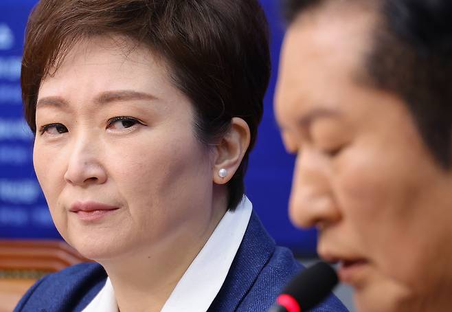 더불어민주당 이언주 최고위원이 2일 서울 여의도 국회에서 열린 최고위원회의에서 정청래 대표(오른쪽)의 발언을 듣고 있다.&nbsp; 연합뉴스