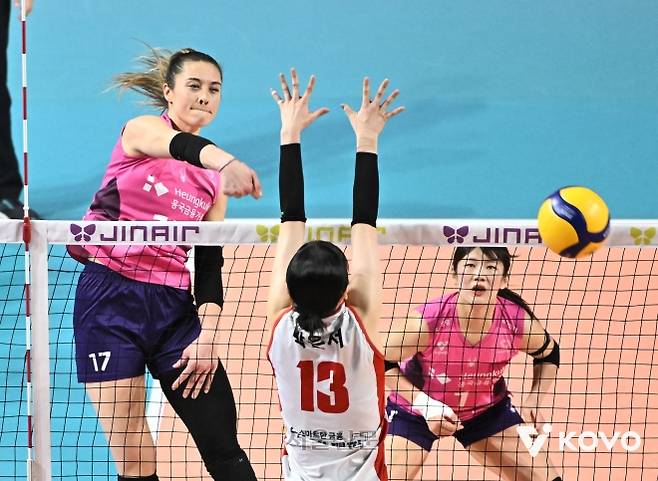 레베카 라셈이 1일 인천 삼산월드체육관에서 열린 2025~26 V리그 여자부 흥국생명과 페퍼저축은행의 경기에서 스파이크를 때리고 있다. 2026.2.1 KOVO 제공