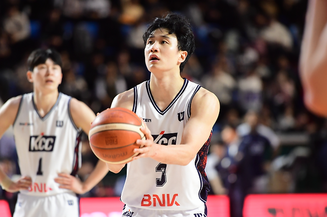 허웅이 2일 서울 잠실학생체육관에서 열린 2025~26 프로농구 부산 KCC와 서울 SK의 대결에서 자유투를 시도하고 있다. 2026.2.2 KBL 제공