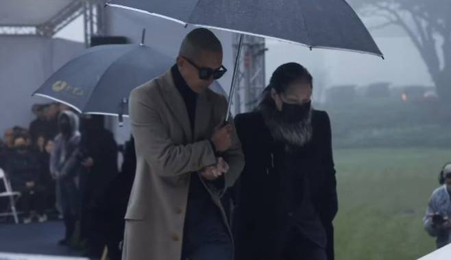 구준엽이 서희원의 모친과 함께 기념 조각상 제막식에 참석하고 있다. 구준엽 인스타그램 캡처