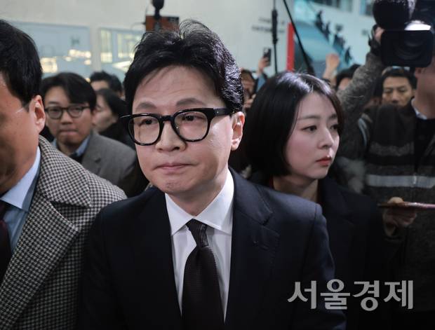 국민의힘에서 제명된 한동훈 전 대표가 29일 제명 결정과 관련해 기자회견을 마친  뒤 국회 소통관을 나서고 있다. 성형주 기자