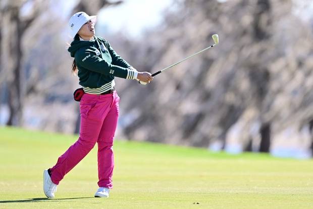 3라운드 18번 홀에서 아이언 샷을 하는 양희영. AFP연합뉴스