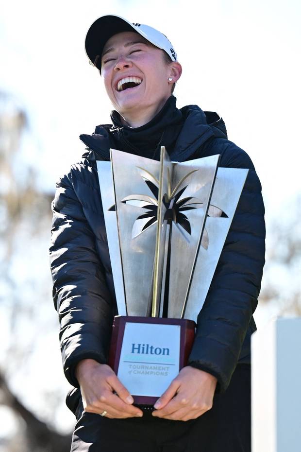 우승 트로피를 안고 활짝 웃는 넬리 코르다. AFP연합뉴스