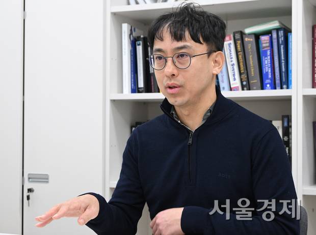 최준원 서울대 교수가 2일 서울경제신문과의 인터뷰에서 “자율주행 기술 개발에서 오픈 생태계가 중요하다”고 강조하고 있다. 오승현 기자