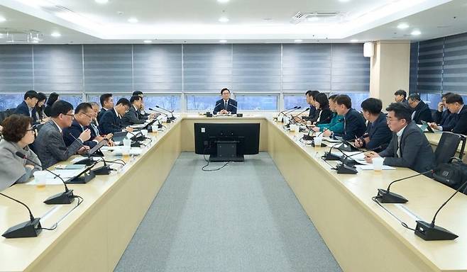 김석필 천안시장 권한대행 부시장이 2일 천안시청 중회의실에서 열린 확대간부회의에서 재난 안전 점검과 민생 안정 대책 추진을 주문하고 있다. ⓒ천안시 제공