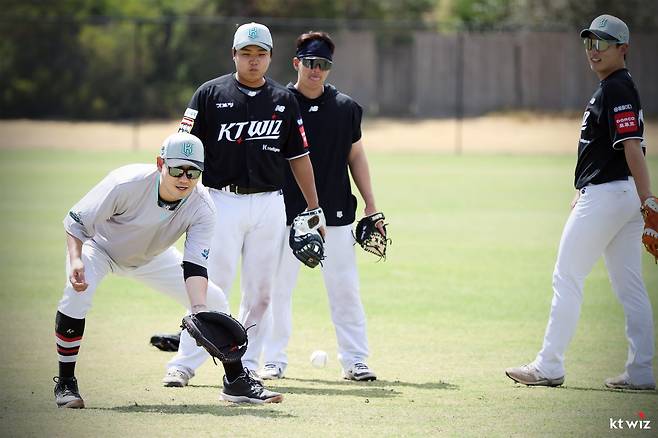 KT 주장 장성우(왼쪽)가 지난달 31일 호주 질롱 베이스볼 센터에서 열린 스프링캠프 도중 수비 훈련을 소화하고 있다. 사진제공｜KT 위즈