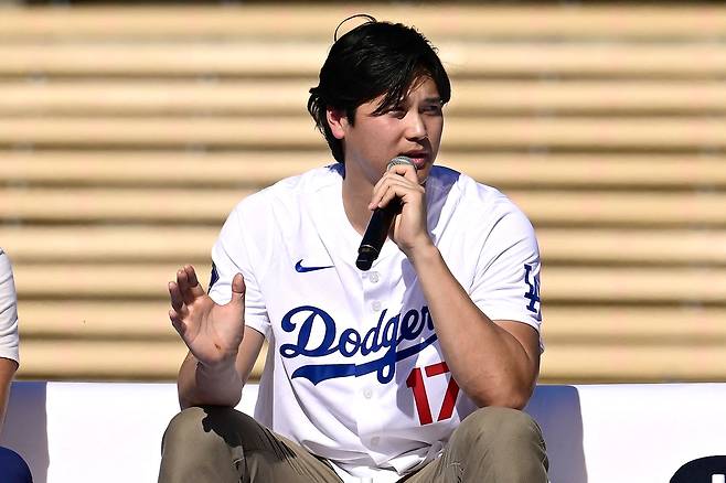 LA 다저스 오타니 쇼헤이가 1일 다저페스트 행사에서 팬에게 인사하고 있다. AFP연합뉴스