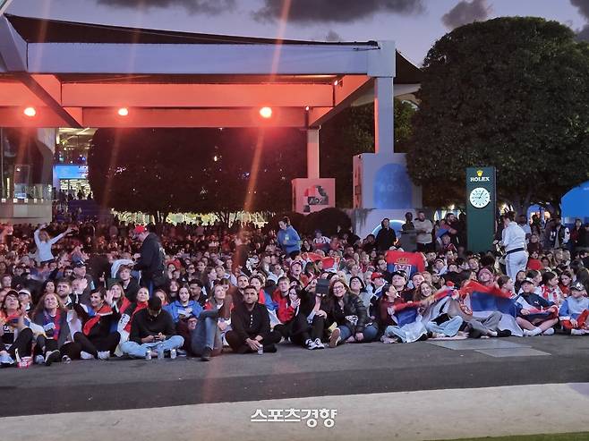 쌀쌀한 날씨에도 불구하고 결승을 보기 위해 많은 관중이 멜버른 파크를 찾았다. 멜버른|박준용