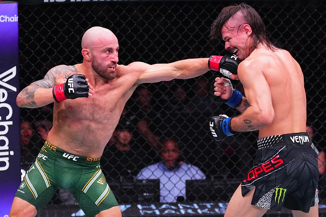 볼카노프스키가 1일 UFC 페더급 타이틀전에서 디에고 로페스를 상대로 공격하고 있다. UFC 제공