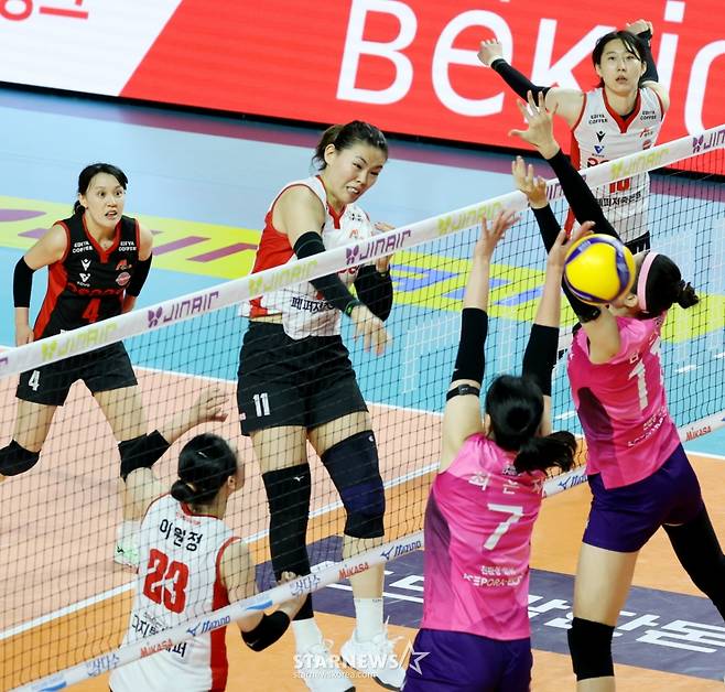 [한번에쓱] 레베카 25득점, 최은지 12득점 흥국생명, '압도적인 조이-시마무라 54득점'을 눌렀다!