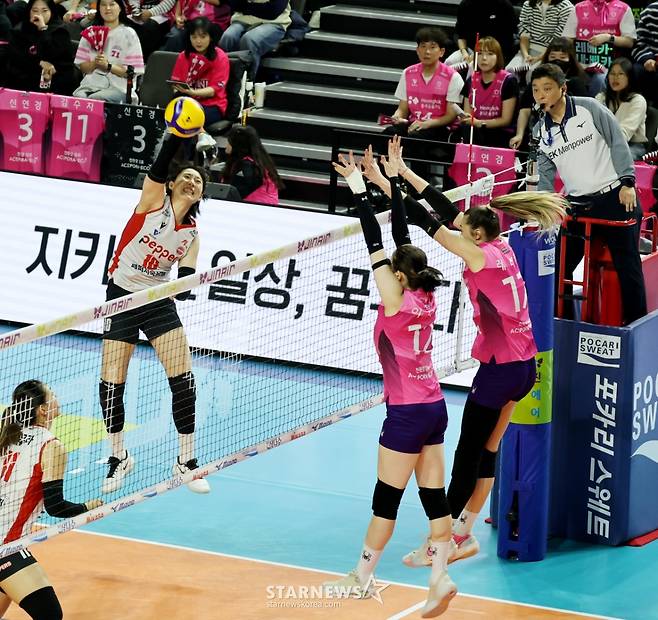 [한번에쓱] 레베카 25득점, 최은지 12득점 흥국생명, '압도적인 조이-시마무라 54득점'을 눌렀다!