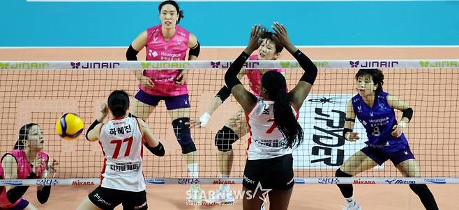 [한번에쓱] 레베카 25득점, 최은지 12득점 흥국생명, '압도적인 조이-시마무라 54득점'을 눌렀다!