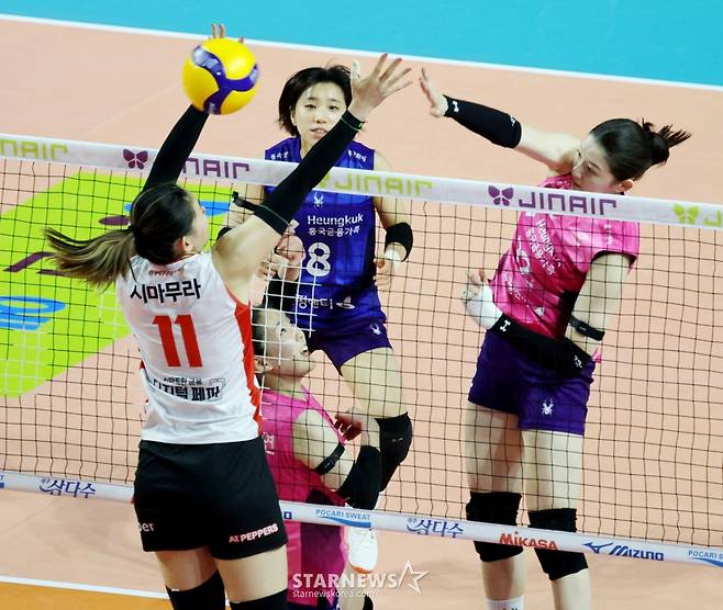 [한번에쓱] 레베카 25득점, 최은지 12득점 흥국생명, '압도적인 조이-시마무라 54득점'을 눌렀다!