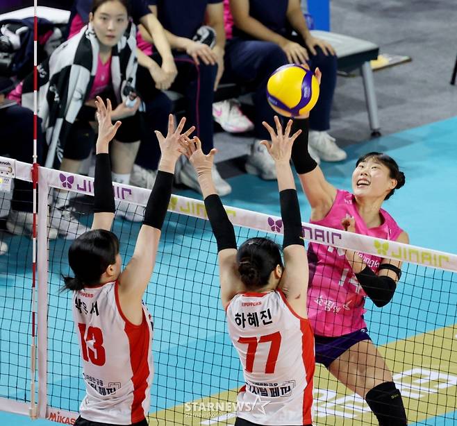 [한번에쓱] 레베카 25득점, 최은지 12득점 흥국생명, '압도적인 조이-시마무라 54득점'을 눌렀다!