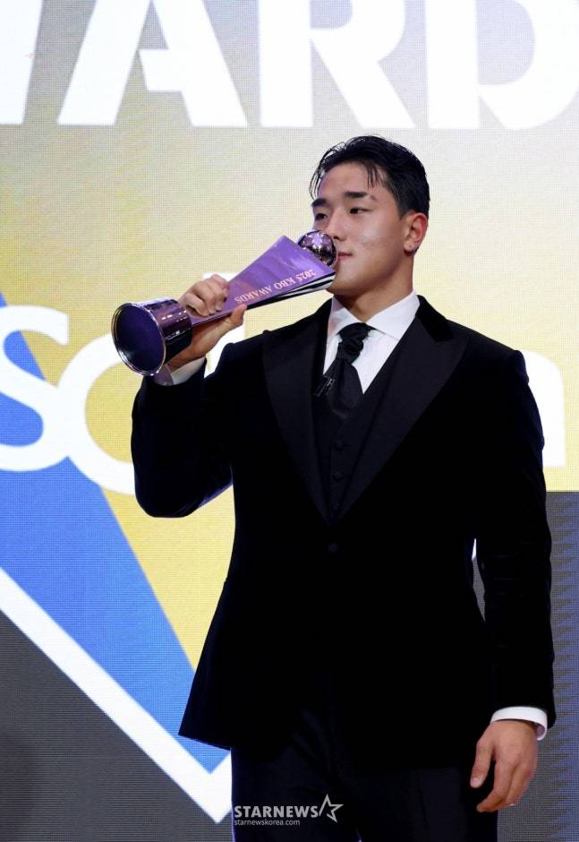 KT 안현민이 지난해 24일 서울 롯데호텔 월드 크리스탈볼룸에서 열린 '2025 신한 SOL 뱅크 KBO 시상식'에서 신인왕을 수상하고 트로피에 입맞추고 있다. /사진=강영조 선임기자