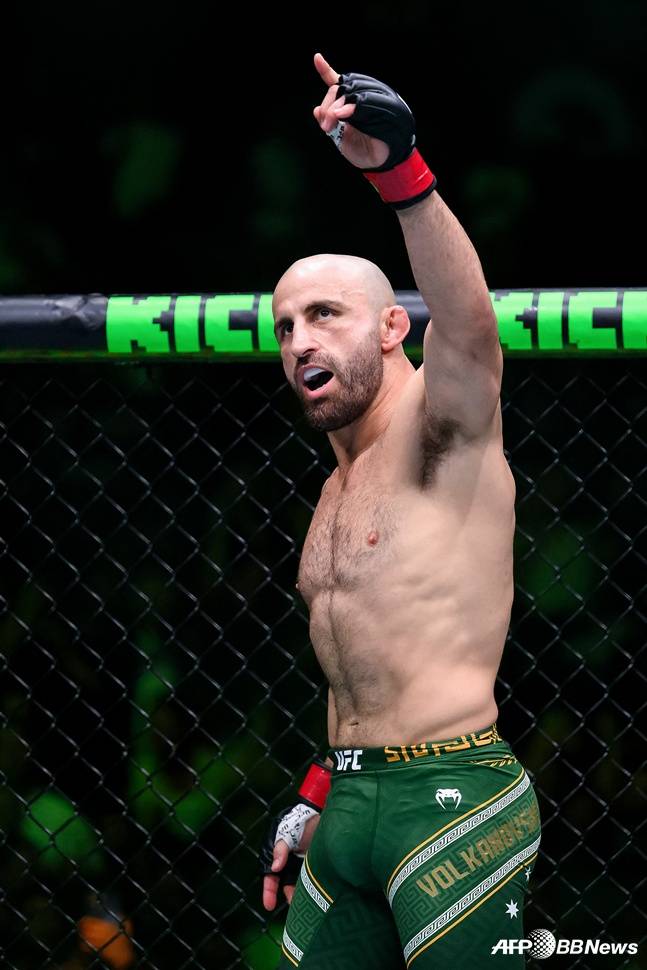 볼카노프스키가 타이틀 방어에 성공한 뒤 세리머니를 하고 있다. /AFPBBNews=뉴스1