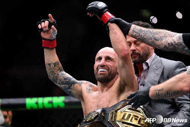 볼카노프스키가 타이틀전 승리 후 미소를 짓고 있다. /AFPBBNews=뉴스1