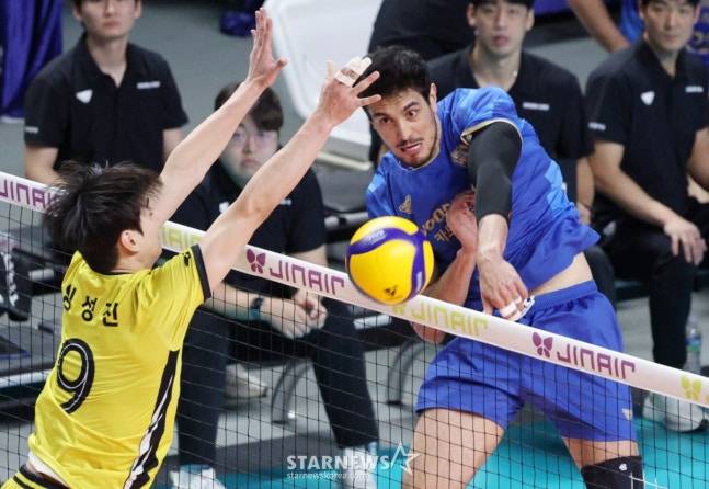 우리카드의 하파엘 아라우조(오른쪽). /사진=김진경 대기자