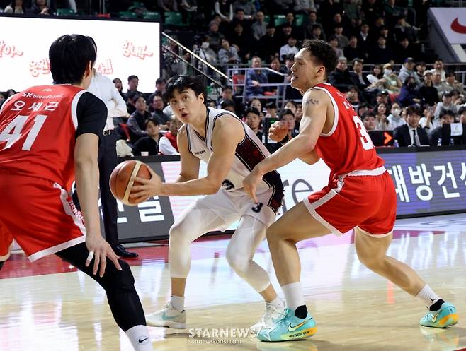 [카메라톡스]끈끈하게 물고늘어지고 싶었던 다니엘 '허웅의 미친 3점슛에 속수무책'  결국 5반칙으로 퇴장