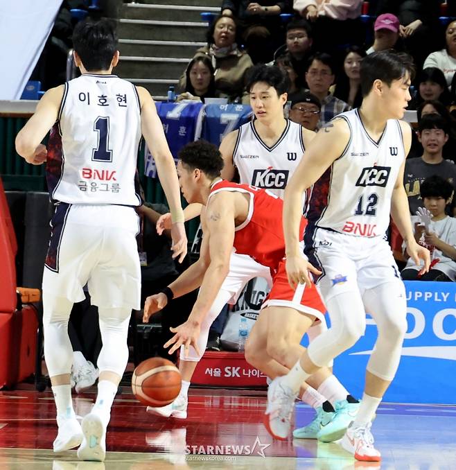 [카메라톡스]끈끈하게 물고늘어지고 싶었던 다니엘 '허웅의 미친 3점슛에 속수무책'  결국 5반칙으로 퇴장