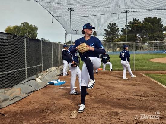 NC 다이노스 커티스 테일러가 스프링캠프 첫 불펜 피칭을 소화하고 있다. NC 다이노스