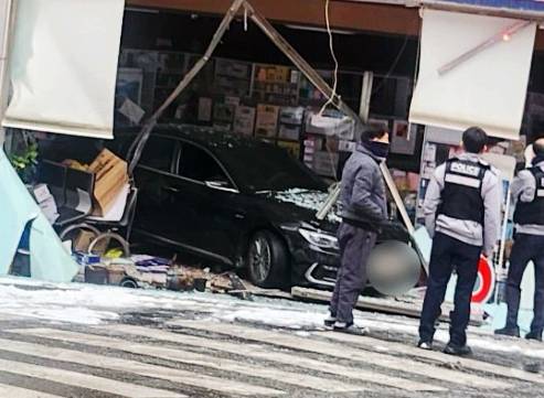 약국으로 돌진한 승용차 [소셜미디어(SNS) 갈무리. 재판매 및 DB 금지]