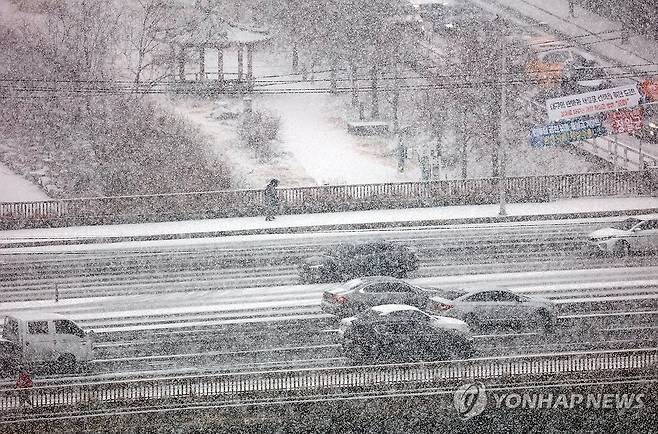 '눈 쌓이는 대구' (대구=연합뉴스) 김현태 기자 = 2일 오전 대구 시내에 눈이 내리고 있다. 기상청은 이날 대구와 경북에 1~3cm의 눈이 내릴 것으로 예보했다. 2026.2.2 mtkht@yna.co.kr