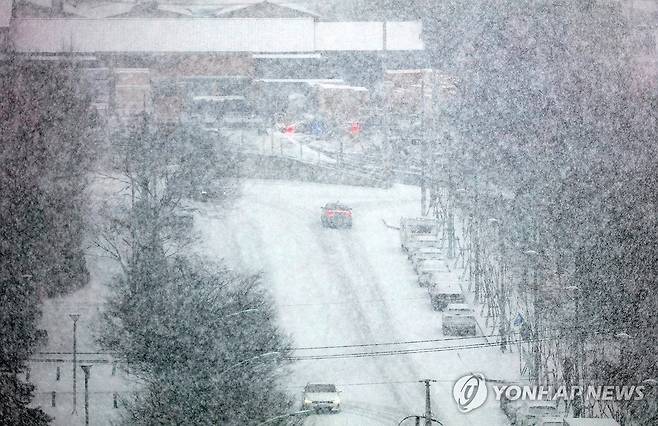 '눈 쌓이는 대구' (대구=연합뉴스) 김현태 기자 = 2일 오전 대구 시내에 눈이 내리고 있다. 기상청은 이날 대구와 경북에 1~3cm의 눈이 내릴 것으로 예보했다. 2026.2.2 mtkht@yna.co.kr