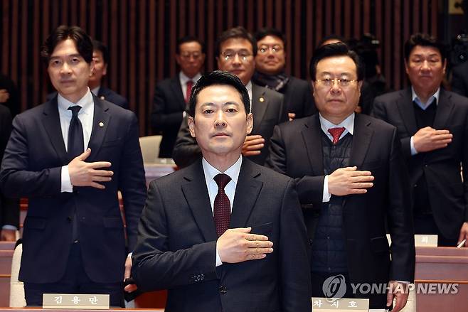 국민의힘 의원총회, 국기에 경례하는 장동혁 대표 (서울=연합뉴스) 배재만 기자 = 국민의힘 장동혁 대표가 2일 국회 예결위회의장에서 열린 의원총회에서 국기에 경례하고 있다. 2026.2.2 scoop@yna.co.kr