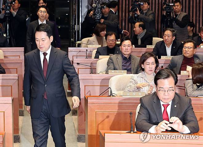 국민의힘 의원총회 입장하는 장동혁 대표 (서울=연합뉴스) 배재만 기자 = 국민의힘 장동혁 대표가 2일 국회 예결위회의장에서 열린 의원총회에 입장하고 있다. 2026.2.2 scoop@yna.co.kr