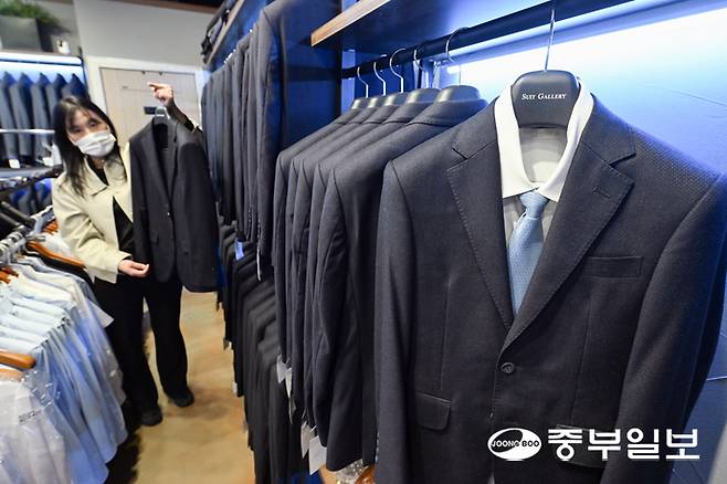 수원시가 지난 2일 부터 취업을 준비하는 19~39세 수원 청년에게 면접 정장을 빌려주는 '2026년 청나래' 사업을 시작한 가운데 3일 오후 수원시 영통구 슈트갤러리 수원점에서 관계자가 정장을 정리하고 있다. 임채운기자