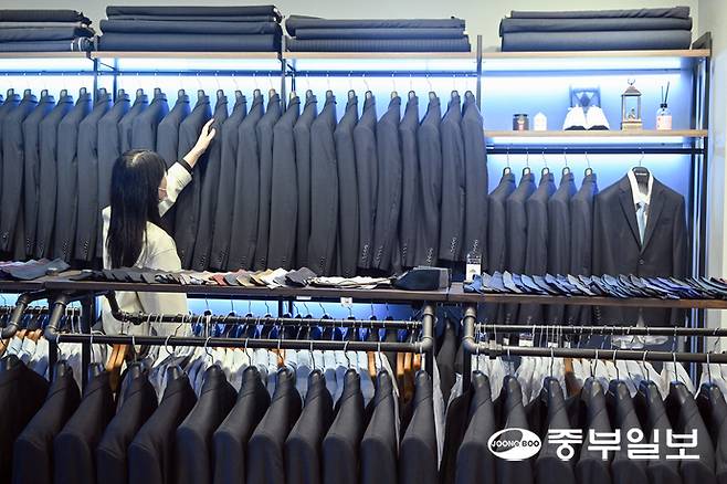 수원시가 지난 2일 부터 취업을 준비하는 19~39세 수원 청년에게 면접 정장을 빌려주는 '2026년 청나래' 사업을 시작한 가운데 3일 오후 수원시 영통구 슈트갤러리 수원점에서 관계자가 정장을 정리하고 있다. 임채운기자