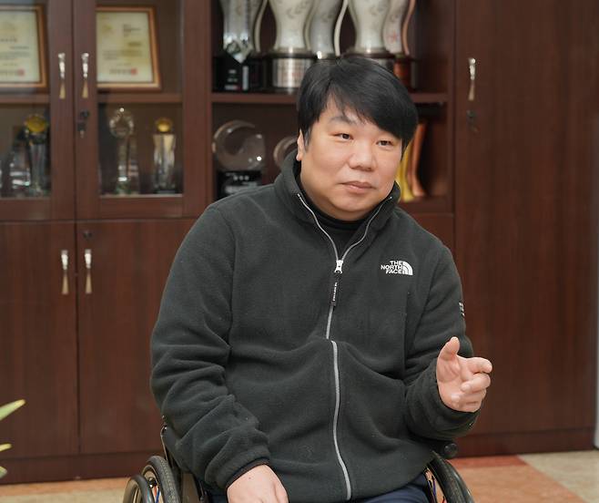 최의순 인천시장애인체육회 사무처장이 3일 열린 기자 간담회에서 지난해 성과와 올해 목표를 공유하고 있다.