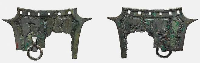 대전시 서구 괴정동에서 발견된 농경문청동기 뒷면과 앞면 /출처=국립중앙박물관