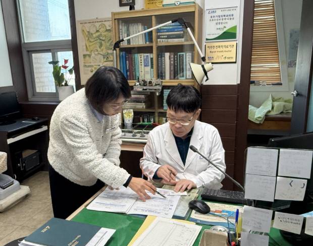 고흥군 관계자가 3월 통합돌봄 사업 추진을 앞두고 관내 의원을 방문해 사업설명과 홍보 활동을 펼치고 있다. 고흥군 제공
