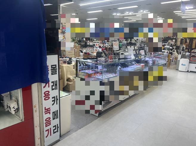 2일 오전 10시 광주 서구의 한 전자상가내에 초소형 몰래카메라를 판매하는 안내문이 붙어있다. /박건우 기자