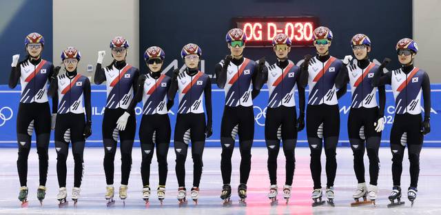 2026 밀라노·코르티나 동계올림픽대회을 한달 앞두고 지난달 7일 충북 진천선수촌에서 쇼트트랙 대표팀 선수들이 포즈를 취하고 있다. 연합뉴스