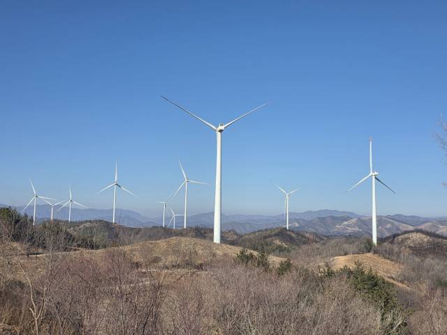 영덕 풍력발전단지 내 풍력발전기가 모두 멈춰섰다. 박승혁 기자