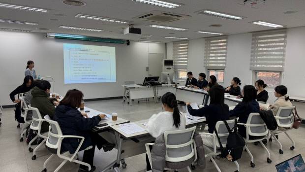구미전자정보기술원 관계자가 창업자 오리엔테이션을 진행하고 있다. 사진=구미시 제공
