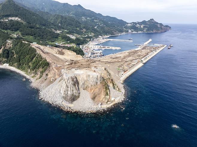 ▲ 울릉공항 건설 사업은 2020년 첫 삽을 뜬 이후 6년 만인 2026년 현재 공정률 85%를 넘어섰다.