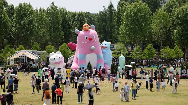 서울 동작구 보라매공원에서 열린 2025 서울국제정원박람회를 찾은 시민들이 정원을 만끽하고 있다.(뉴시스)