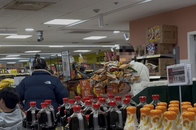 지난 1일 이마트 은평점에서 과자 골라담기 행사에 참여하고 있는 고객들 모습. (송수연 기자)