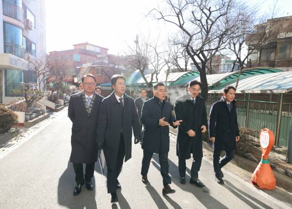 김보현 대우건설 사장(가운데)이 지난달 성수전략정비구역 4지구를 둘러보고 있다./사진=대우건설
