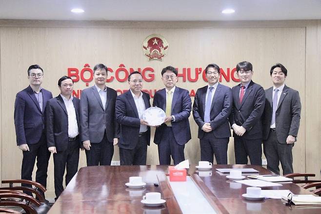 윤요한 두산에너빌리티 마케팅부문 부사장(오른쪽에서 네 번째)과&nbsp;응우옌 호앙 롱 베트남 산업통상부 차관(왼쪽에서 네 번째)이 지난 2일&nbsp;하노이 청사에서 만나 협력 방안을 논의했다. (사진=베트남 산업통상부)
