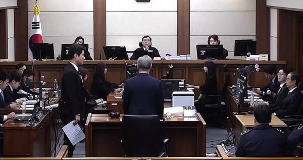 2025년 11월 19일 서울중앙지법 형사합의33부 재판장인&nbsp;이진관 부장판사가 한덕수 전 국무총리의 내란 중요임무 종사 등 혐의에 대한 속행 공판에서 김용현 전 국방부 장관의 변호인들을 퇴정시킨 뒤 김 전 장관을 증인석에 세우고 있다. 법정 중계 영상 갈무리