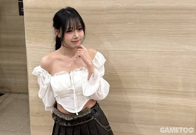 시리 의상으로 현장을 방문한 수련수련. 현장에서의 인기가 장난 아니었다. (사진= 문원빈 기자)