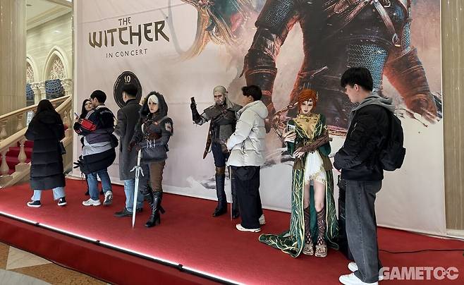 게임 속에서 튀어나온 듯한 코스어들과 기념 사진을 촬영하는 관람객들. (사진= 문원빈 기자)