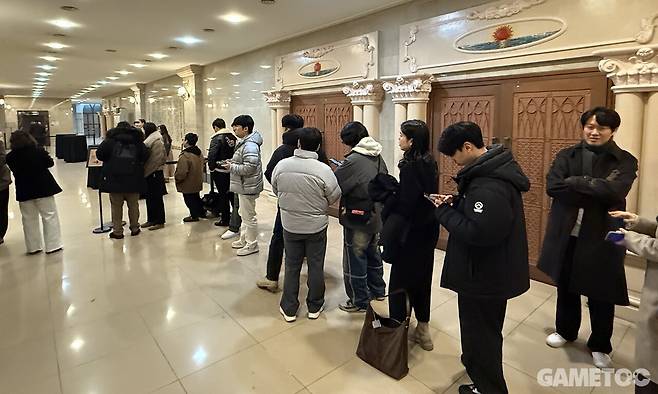 늦은 시간인데도 많은 팬들이 자리를 떠나지 않고 참석했다. (사진= 문원빈 기자)