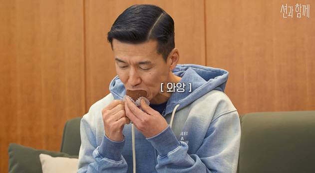 션이 요즘 난리난 디저트 두쫀쿠를 먹어보고 있다. 두쫀쿠는 고열량에 혈당 스파이크를 일으킨다. 사진=션 유튜브 캡처